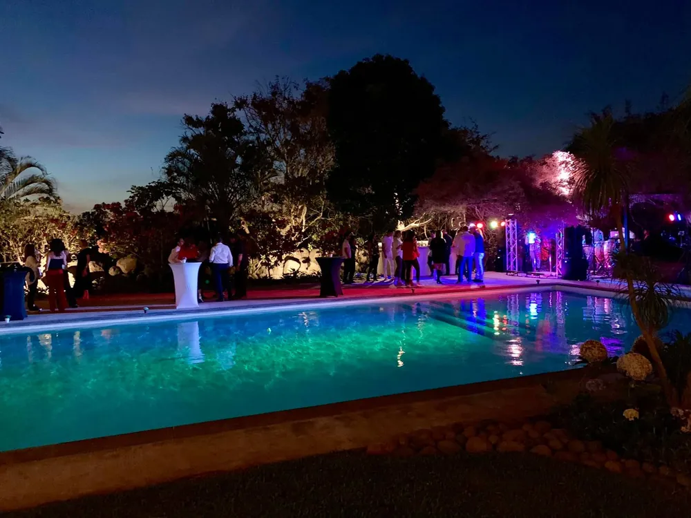 La piscina iluminada de noche durante una fiesta